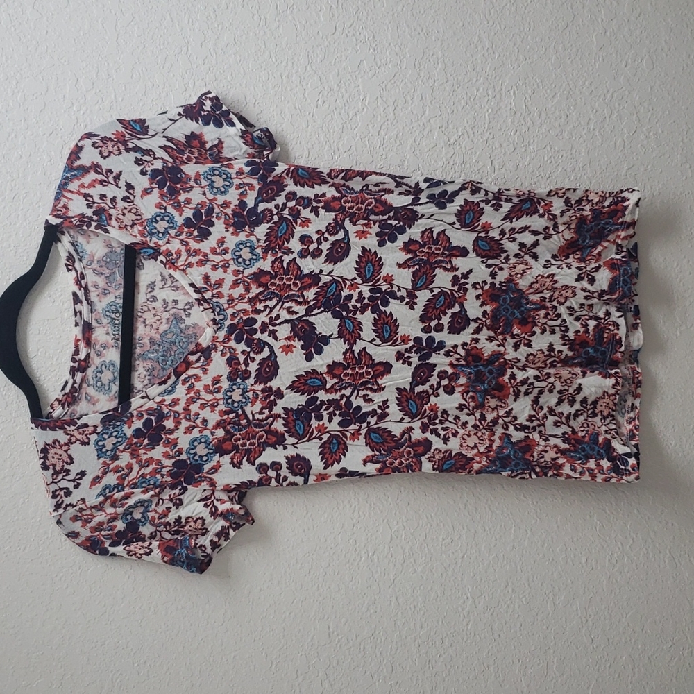 Mudd Floral V-Neck T-Shirt sz M NWOT